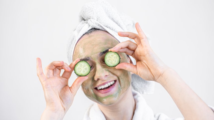 Домашни маски с краставица против торбички под очите
