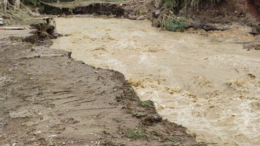 Язовир преля в Криводол, трима души са във воден капан в цех за метал