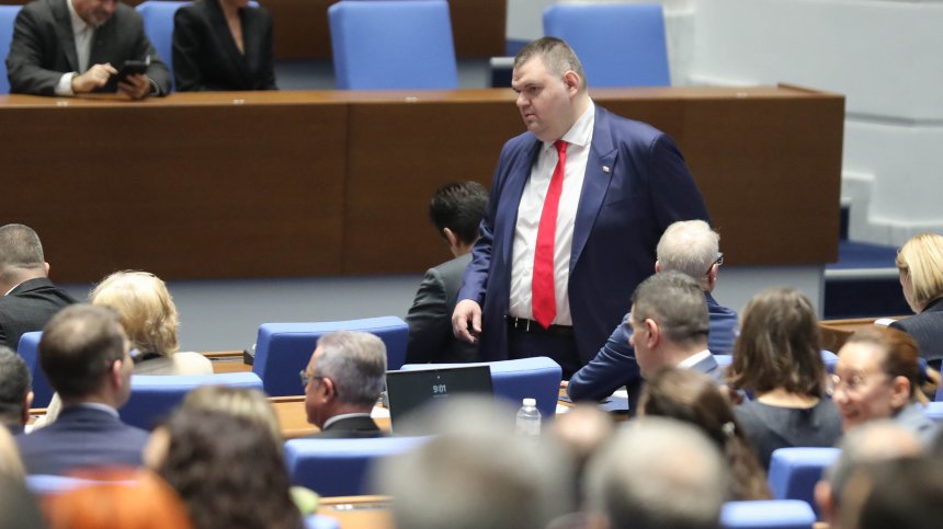 Остри реплики и напрежение: Докъде ще стигне задочният диалог между Пеевски, Петков и Денков?