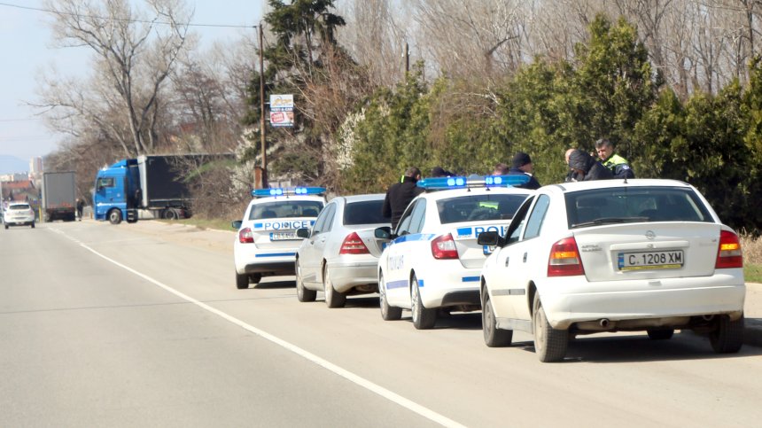 Задържаха и дават на съд сириец, превозвал бежанци през България