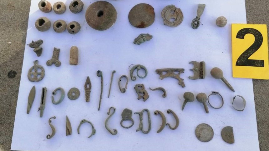 Иззеха културно-исторически ценности, скрити в дома на 51-годишен мъж