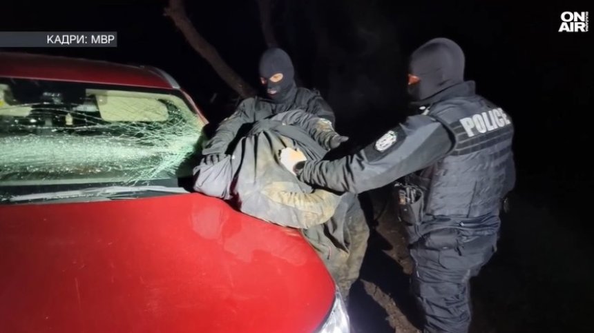 Екшън на "Струма": Шофьор с крадена кола помете патрулки при гонка (+ВИДЕО)