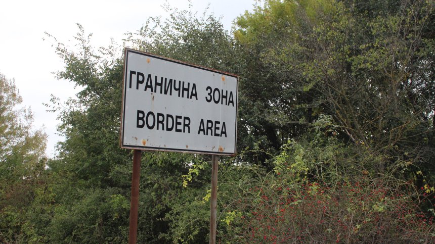 Кмет на бургаско село задържа шестима мигранти, местни им помогнаха с храна и дрехи