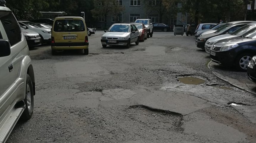 От HelpBook: Съседи редовно паркират по средата на улицата 