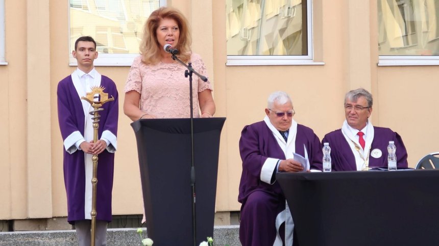 Вицепрезидентът Йотова към студенти: Останете в България, ние имаме нужда от вас