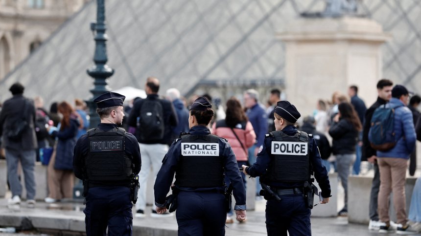 Ескортираха част от бижутата на Лувъра до Френската централна банка