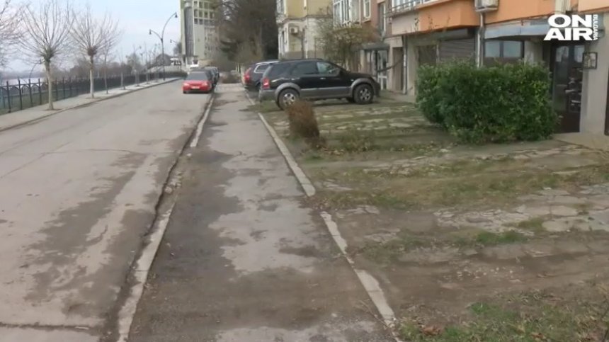 Жилищен блок в Русе се наводнява при всеки дъжд, започнал бавно да потъва