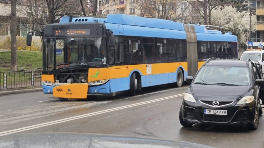 Тролейбус и кола катастрофираха в София