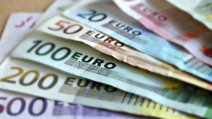 БНБ: Българите пращат по &euro;100 млн. месечно на близките си от чужбина