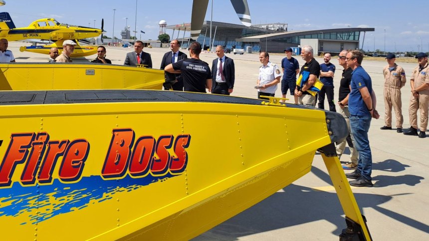 17 пожарни и хеликоптер гасят българо-гръцката граница