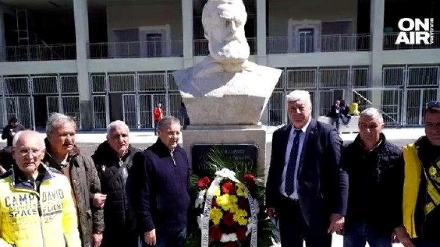 Паметник на Христо Ботев беше върнат на мястото му пред "Колежа"