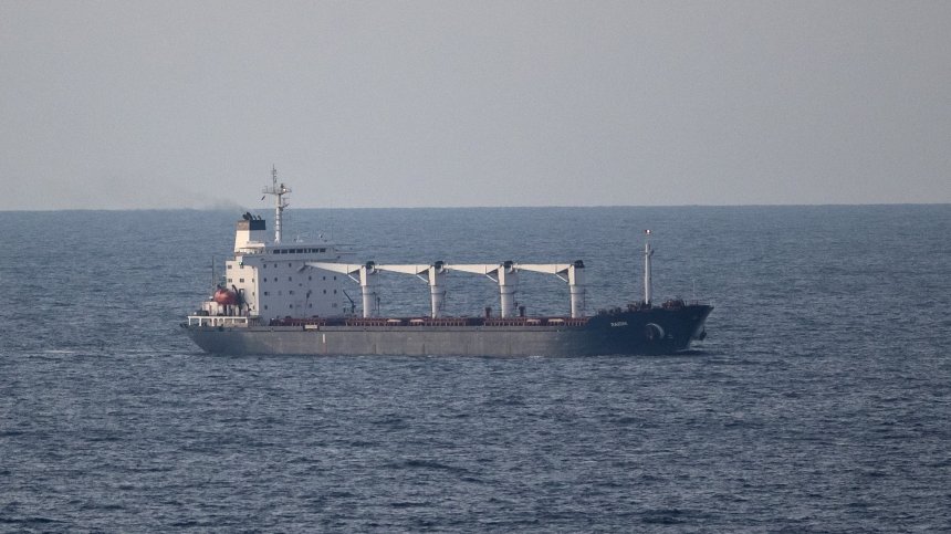 Два товарни кораба са напуснали Украйна, единият е близо до български води