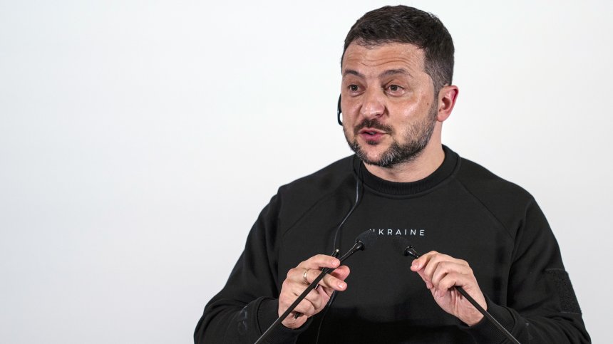 Зеленски кацна в София: Ще се срещна с Денков и Радев, ще обсъдим подкрепата за отбрана
