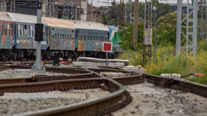 Загинал и ранен след удар на влак в кола край Плачковци