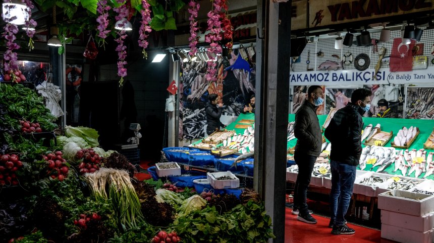 Парите не стигат: Турската телевизия съветва как да си приготвим храна от боклука