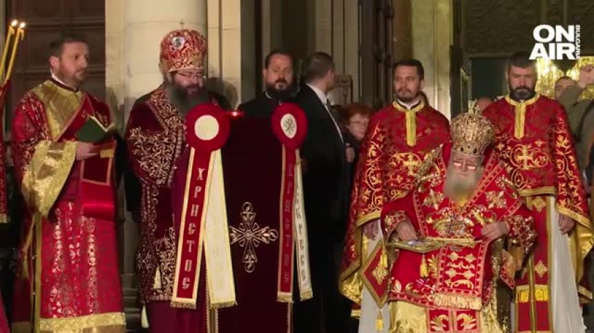 Православният свят празнува Великден: Хиляди хора се докоснаха до благодатния огън
