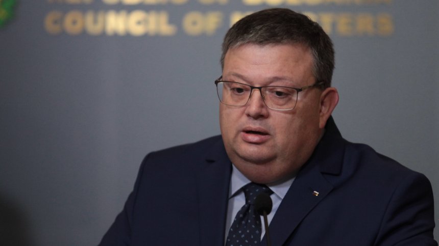 Може да отстранят Цацаров преди 1 март, а той - да блокира решението за отнетия му достъп