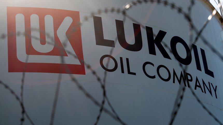 "Лукойл Нефтохим" предупреди: Ще ни принудите да спрем производството