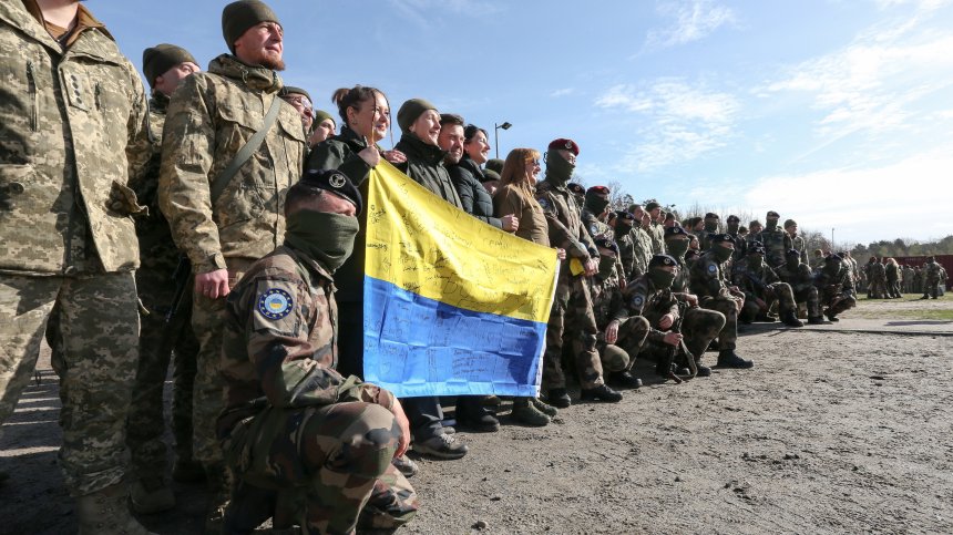 Хиляди украинци искат да сменят затворническата униформа с военна