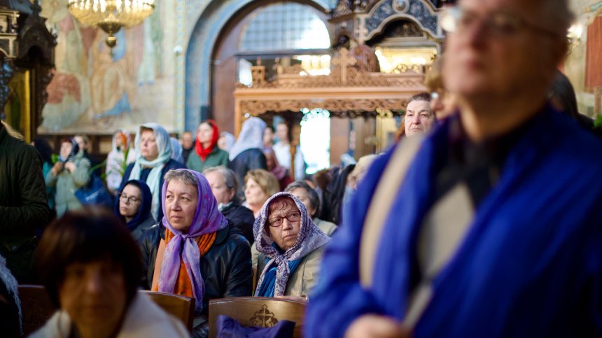 Стотици се стекоха пред мощите на Свети Лазар Български в София (СНИМКИ)