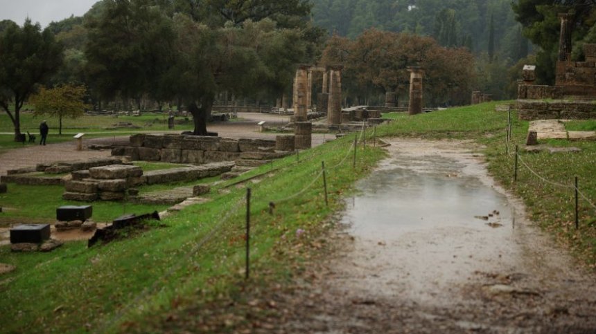 Кал, срутвания и големи щети в Гърция след бурята "Адел"