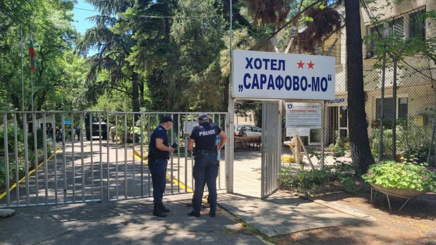 Във фургоните на бежанците няма климатизация: Условията ни напомнят на затвор