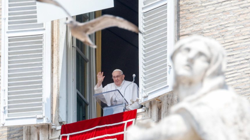 Папата с първа молитва след операцията