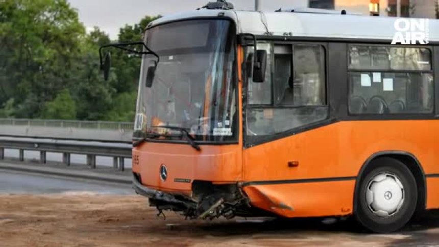 Автобус на градския транспорт се удари в стълб във Варна