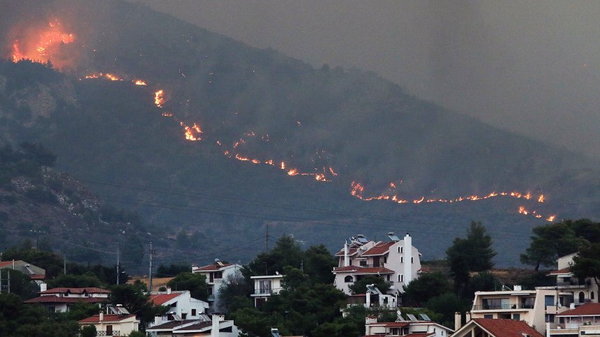 В Гърция горят блокове и къщи, страната зове Европа за помощ