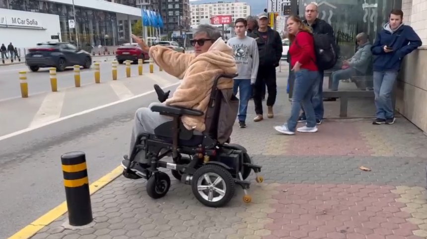 Даде мръсна газ и избяга: Отново отказаха да качат инвалид в градския транспорт