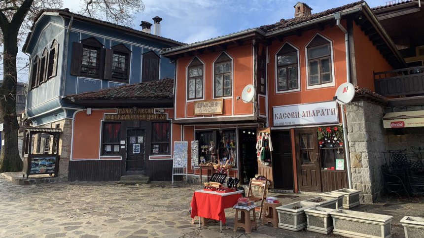 Копривщица привлича туристите като магнит, трудно се намират свободни стаи