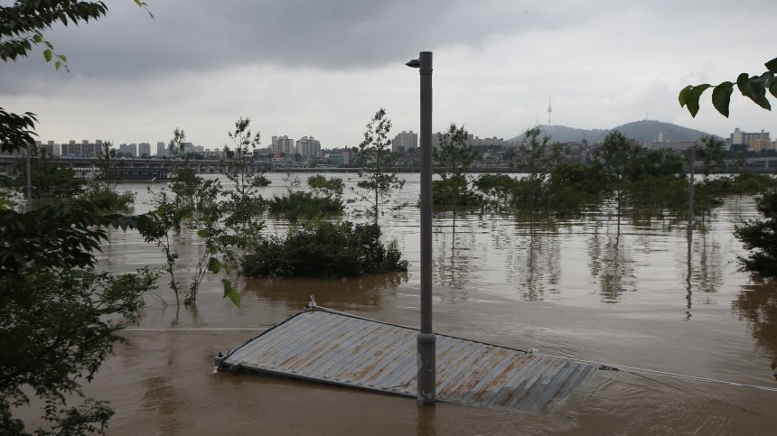 Жертва, хиляди блокирани и евакуирани след проливни дъждове в Сеул