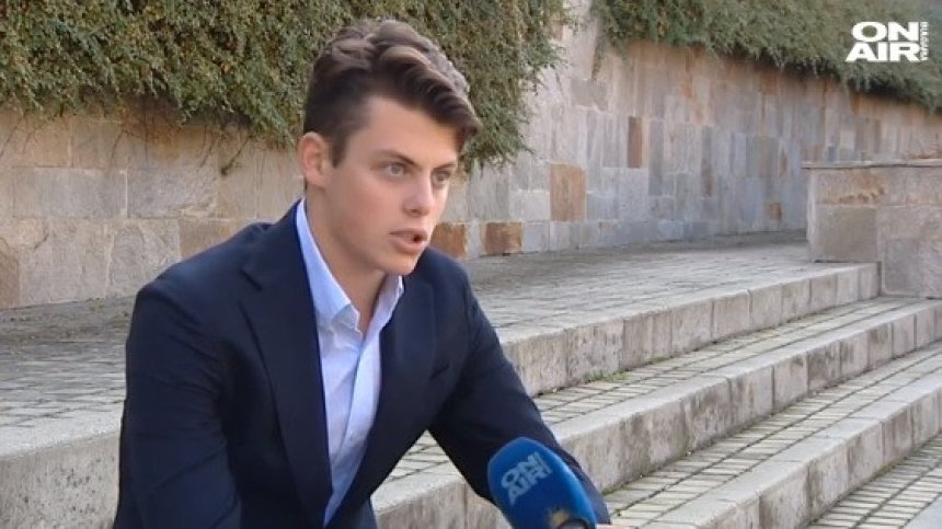 Синът на Милен Велчев връща учениците в клас с кампания за ваксиниране