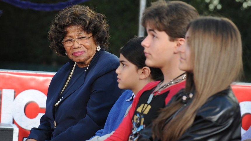 93-годишната майка на Майкъл Джексън се бори за милионите му