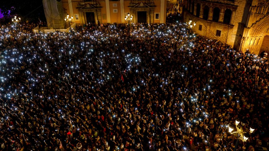 Многохиляден протест във Валенсия поиска оставката на Карлос Масон