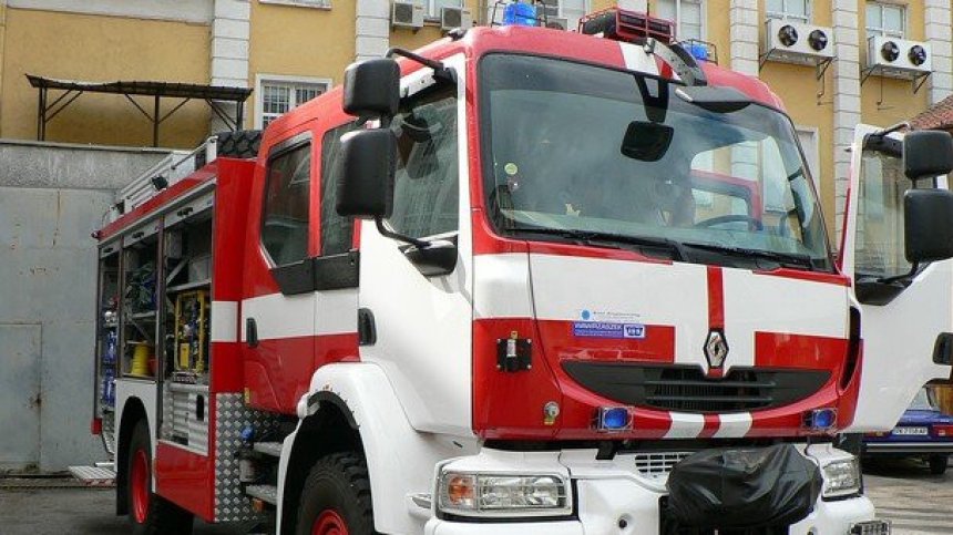 Запали се покривът на производствен цех в Пловдив