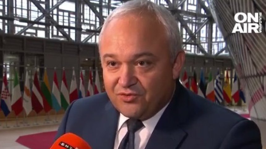 Вътрешният министър категоричен: Не държим мигранти в клетки