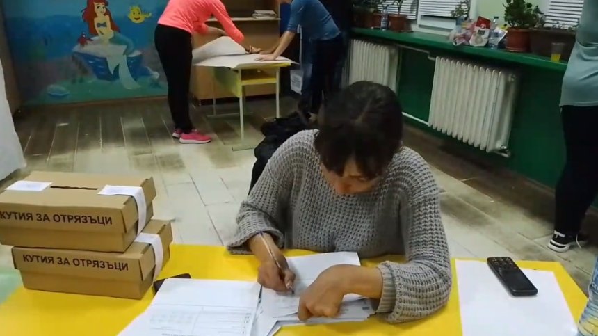 "Дописвай по-бърже": Скандален клип с манипулация на бюлетини (+ВИДЕО)