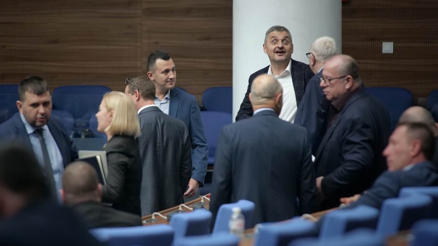 Нови депутати положиха клетва, други се отказаха, трети правят рокади