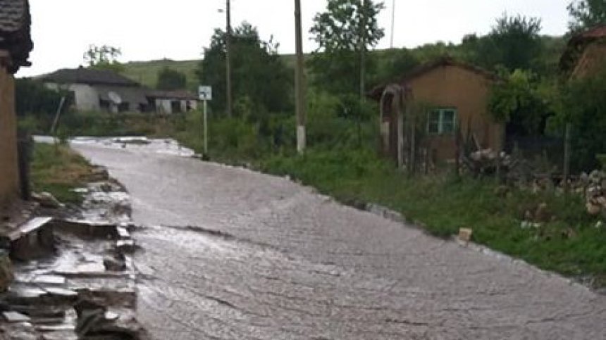 Отводняват къщи в Добрич след поройния дъжд