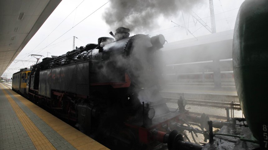 Прегазените работници на НКЖИ чистели треви между релсите, не чули локомотива