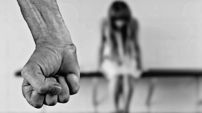 Мъж преби жена в София и я заплаши с нож: Ще те хвърля от деветия етаж