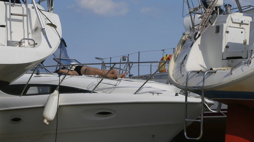 Арестуваха нелегални чужденци на яхта на Виктор Медведчук в Хърватия