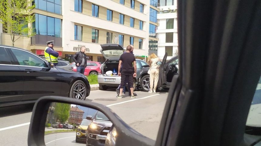 Тежка катастрофа между две коли затруднява движението в района на столичен мол