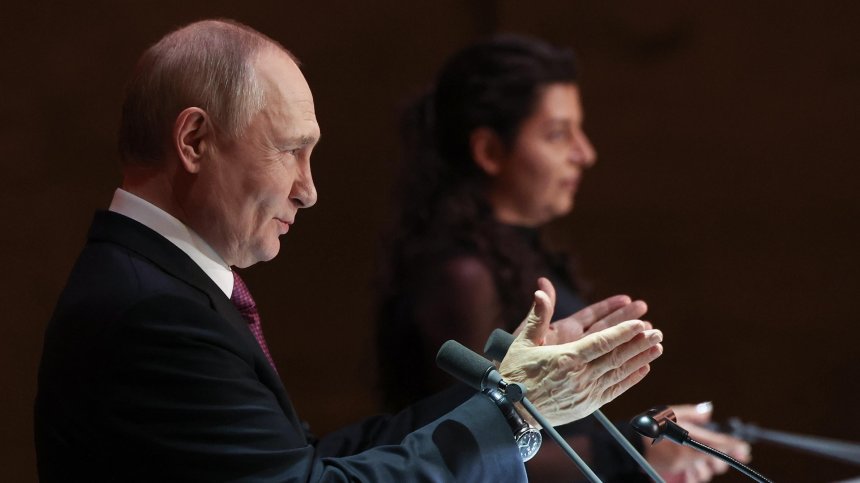 Путин избухна с бурни аплодисменти от сцената на Балшой театър за руските военни (СНИМКИ)