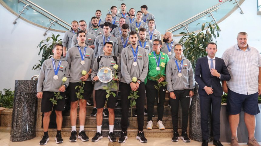 България посрещна волейболните герои, които обединиха и разплакаха нацията (СНИМКИ)