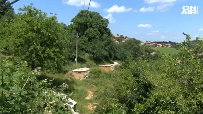 Свлачище заплашва да остави село откъснато от света