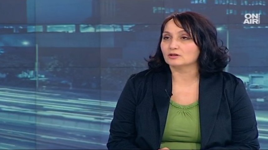 Разединението вдясно освобождава терен за опонентите
