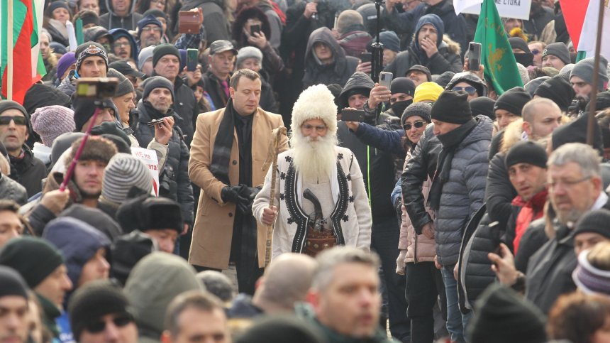 "Експериментални коктейли, които ви вкарват чип..." Колко разделено е обществото?