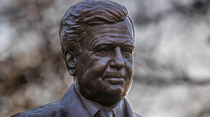 Откриха паметник на акад. Благовест Сендов пред ФМИ към СУ (СНИМКИ)